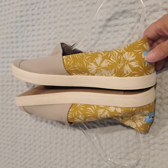 EUC TOMS Avalon slip on shoes - Picture 3 of 6